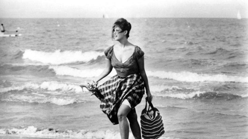 LA RAGAZZA CON LA VALIGIA Spietati Recensioni e Novità sui Film LA RAGAZZA CON LA VALIGIA Spietati Recensioni e Novità sui Film
